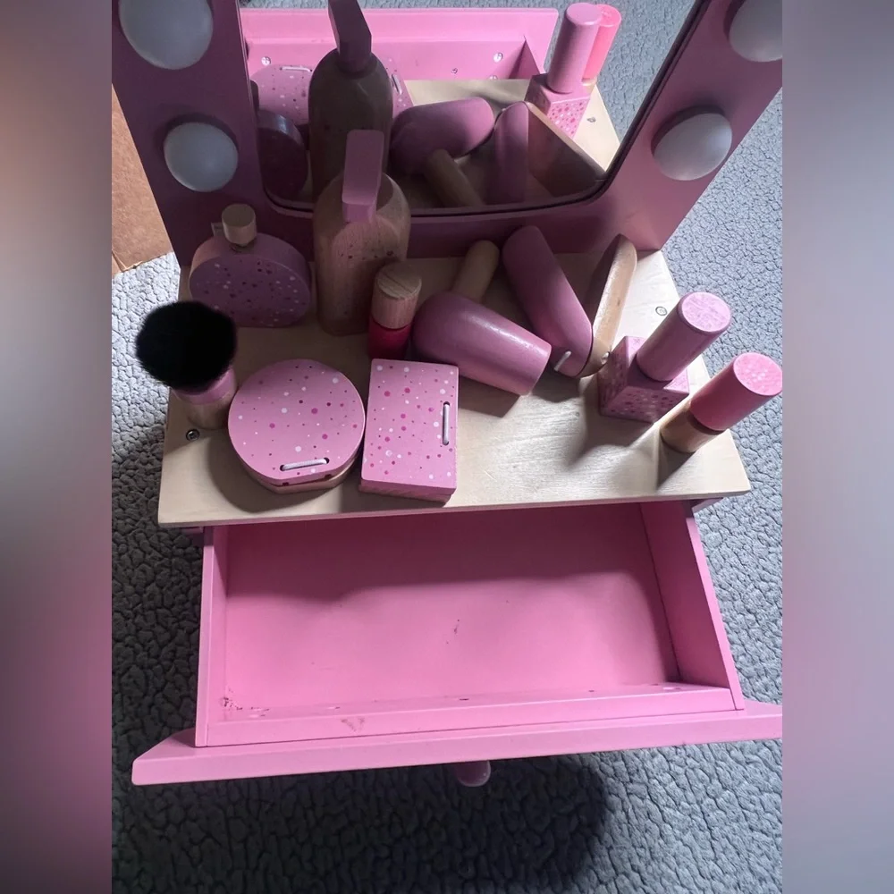 Table Top Makeup Stand For Little Girls With Working Lights And Accessories Pink